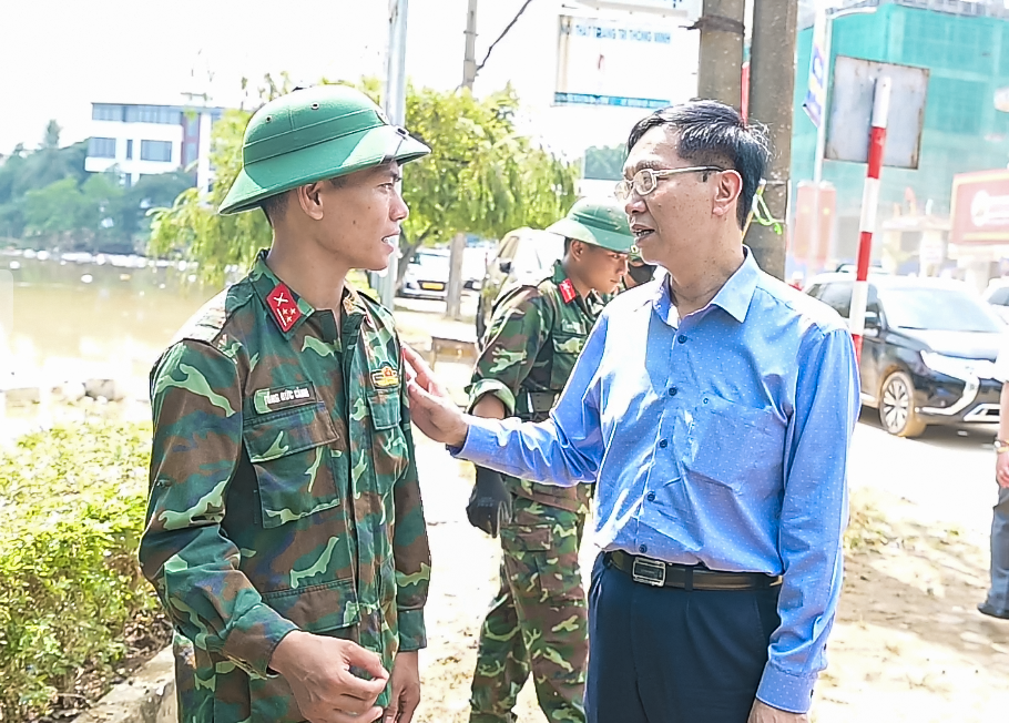 Lãnh đạo Petrovietnam tặng quà và gửi lời cảm ơn tới các chiến sĩ đang giúp đỡ công tác dọn dẹp, khắc phục hậu quả sau bão.