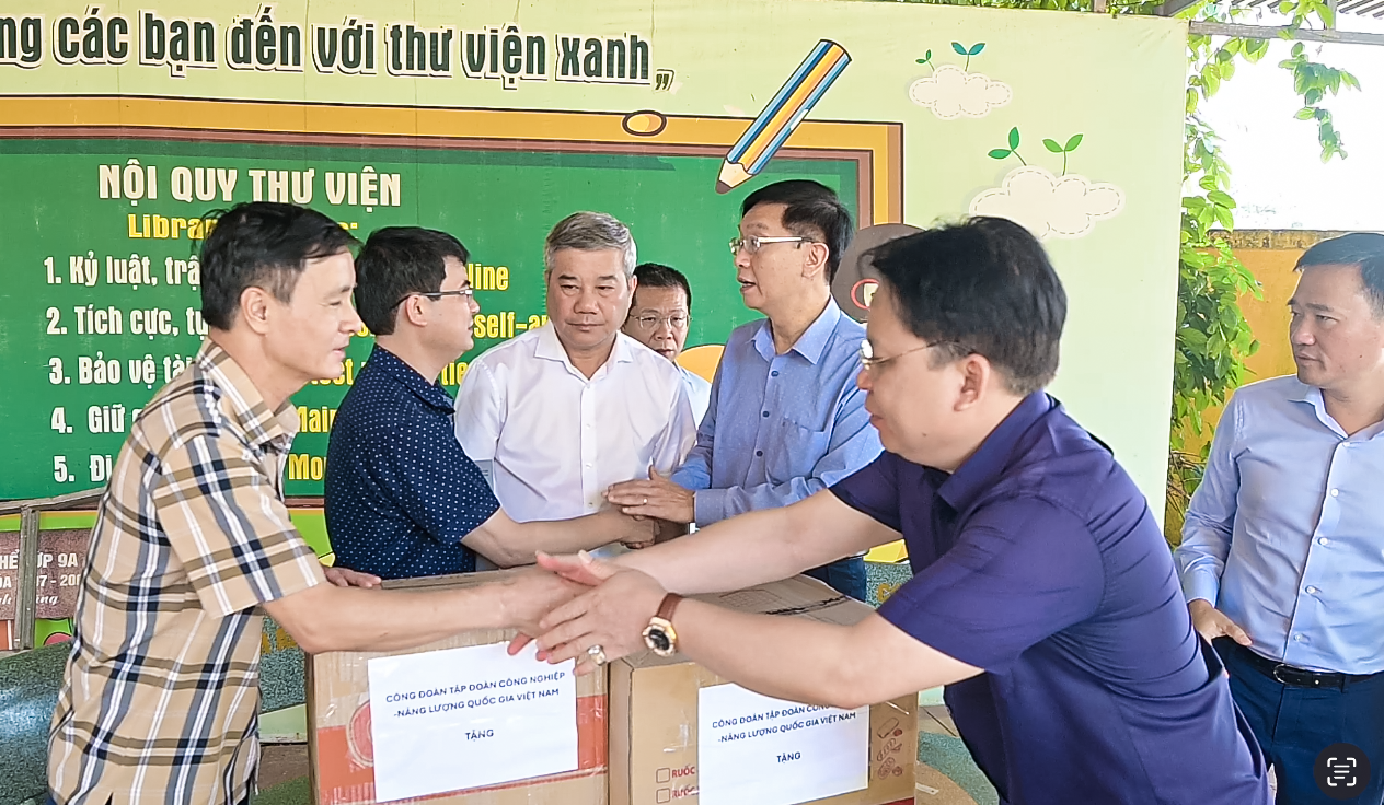 Lãnh đạo tỉnh Thái Nguyên và trường THSC Cam Giá cảm ơn những món quà ý nghĩa của Petrovietnam