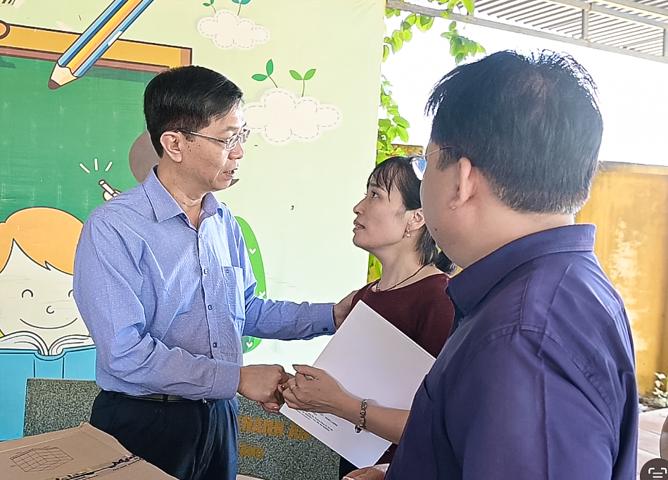 Đồng chí Trần Quang Dũng động viên các cán bộ, giáo viên nhà trường yên tâm công tác