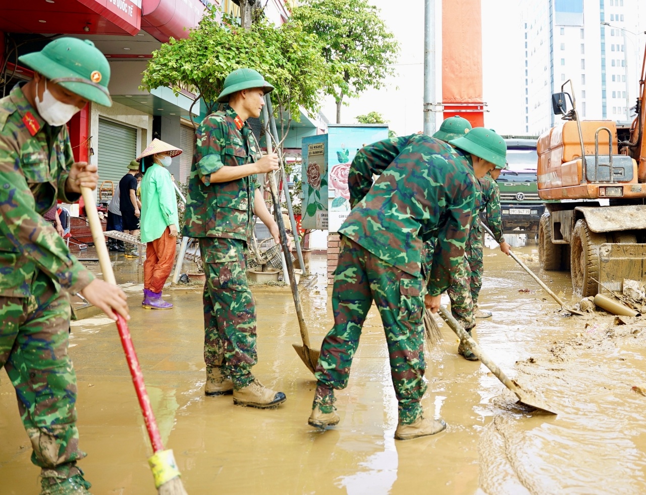 Quân đội tham gia dọn sạch bùn đất tại các tuyến đường.