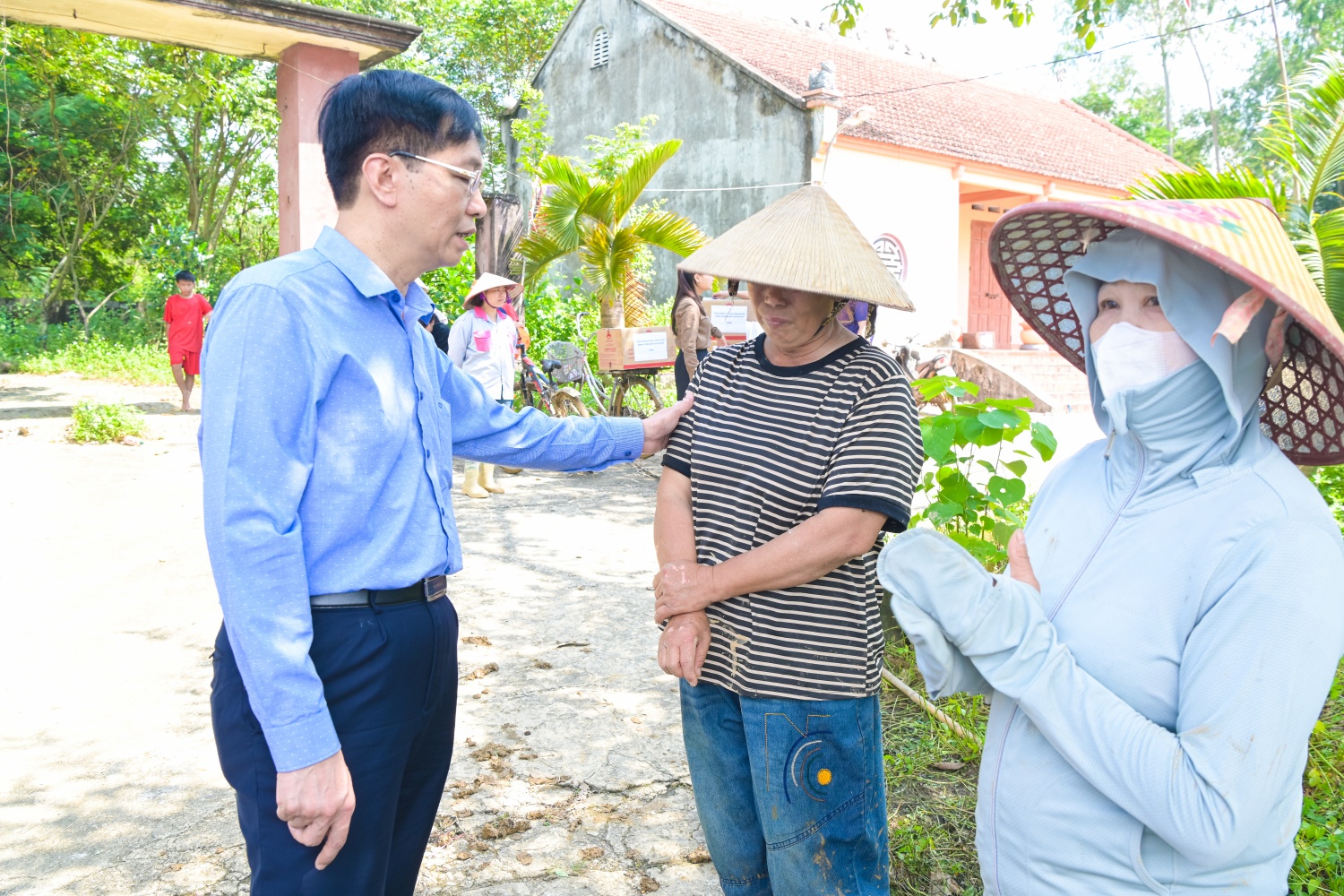 Ông Trần Quang Dũng bày tỏ sự cảm thông, sẻ chia trước những mất mát của gia đình người dân tổ dân phố 7, phường Gia Sàng.