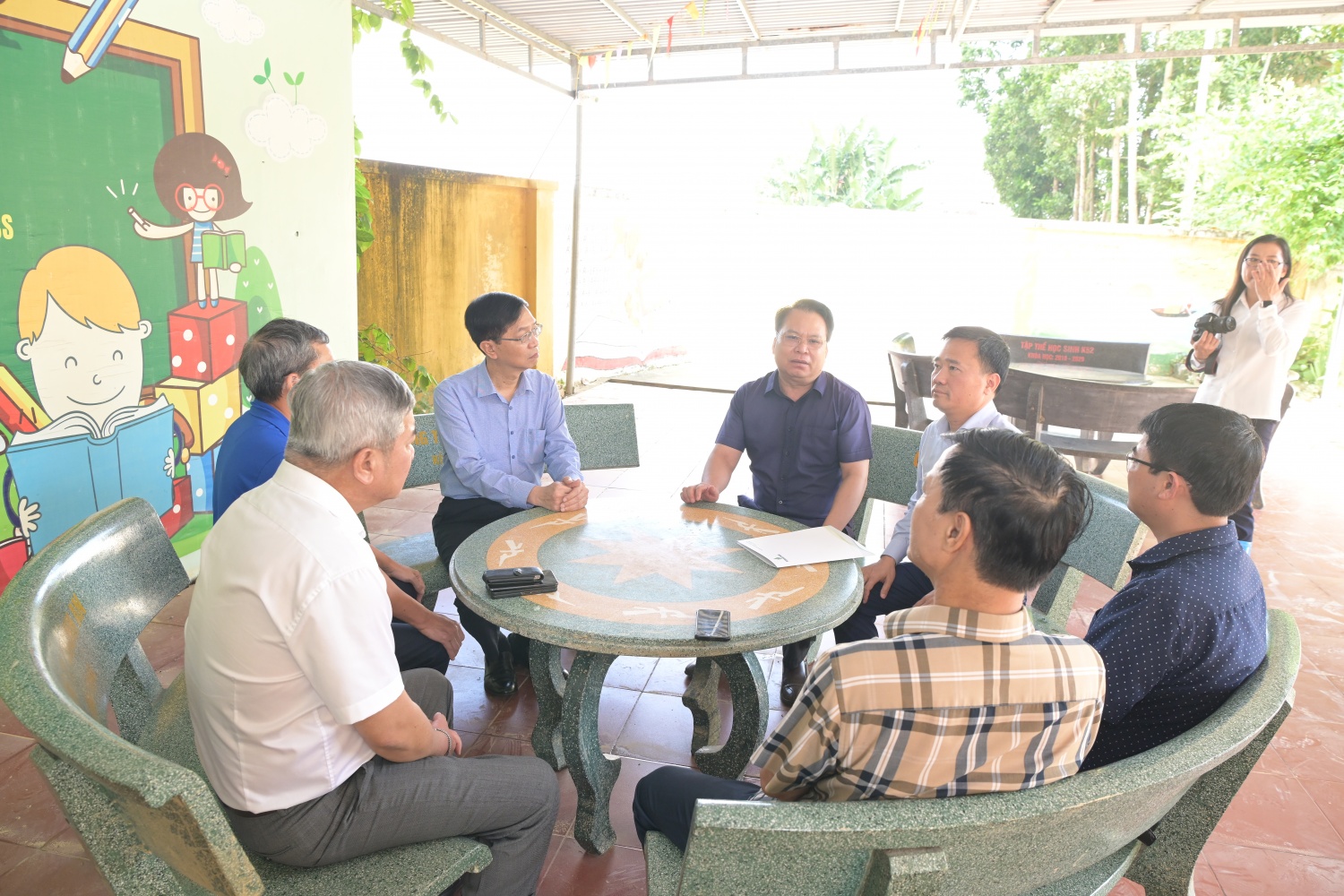 Sau buổi làm việc, đoàn công tác Petrovietnam đã trực tiếp đến thăm hỏi và trao hỗ trợ cho các thầy cô giáo, các em học sinh THCS Cam Giá.