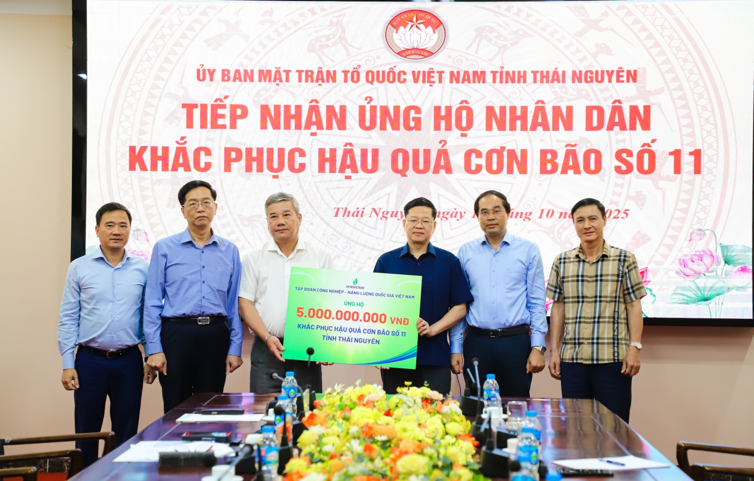 Đoàn công tác Petrovietnam trao 5 tỷ đồng hỗ trợ tỉnh Thái Nguyên khắc phục hậu quả cơn bão số 11