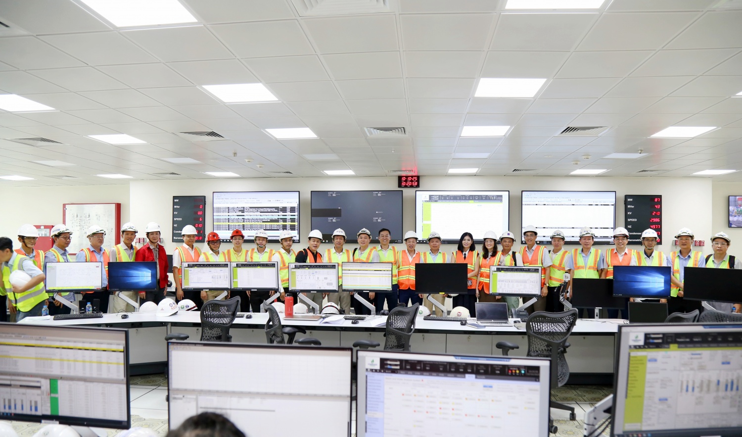 Các đại biểu dự Hội thảo tham quan Nhà máy điện Nhơn Trạch 3 và 4.