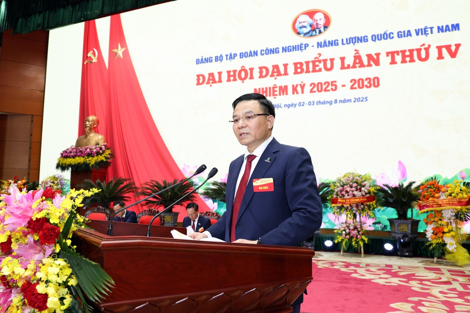 Đồng chí Lê Mạnh Hùng - Bí thư Đảng ủy, Chủ tịch HĐTV Tập đoàn khẳng định hiện Petrovietnam đang đảm nhận sứ mệnh kép: vừa duy trì sản xuất kinh doanh, bảo đảm tăng trưởng và an ninh năng lượng quốc gia, đồng thời kiến tạo nền tảng cho một tương lai năng lượng bền vững, gắn với chiến lược phát triển đến năm 2030, tầm nhìn 2050.