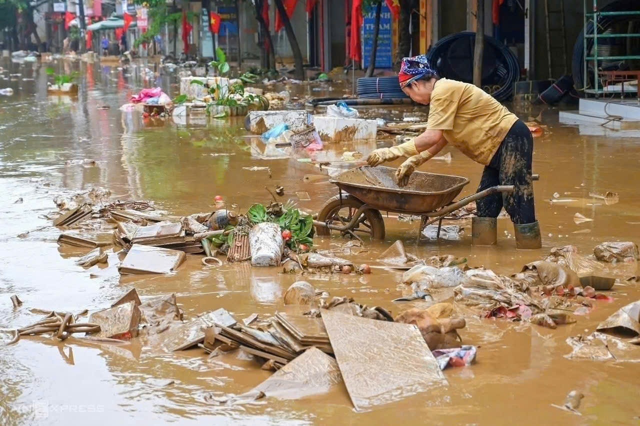 Sau khi nước rút, Thái Nguyên ngập sâu trong bùn đất, rác thải.