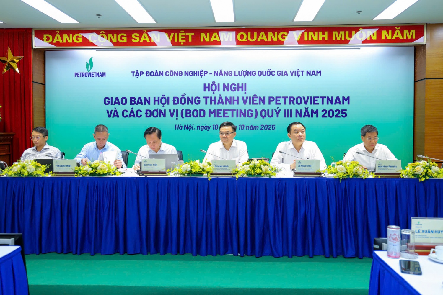Chủ tịch HĐTV Petrovietnam Lê Mạnh Hùng, Tổng Giám đốc Petrovietnam Lê Ngọc Sơn và các Thành viên HĐTV Tập đoàn cùng trao đổi, tháo gỡ các khó khăn, vướng mắc với các đơn vị