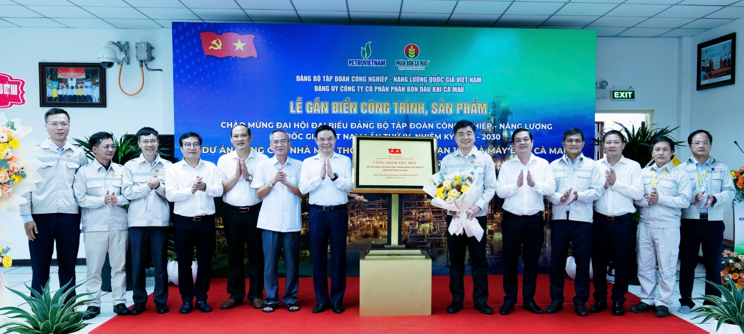 Chủ tịch HĐTV Petrovietnam Lê Mạnh Hùng và Chủ tịch HĐQT PVCFC Trần Ngọc Nguyên thực hiện nghi lễ gắn biển công trình Dự án nâng cấp Nhà máy thông minh giai đoạn 1 trước sự chứng kiến của các đại biểu.