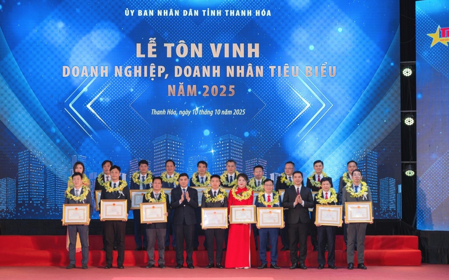 Ông Lê Nguyễn Quốc Vinh - Giám đốc Nhà máy Lọc hóa dầu Nghi Sơn, đại diện diện NSRP nhận Bằng khen “Doanh nghiệp tiêu biểu tỉnh Thanh Hóa năm 2025”.