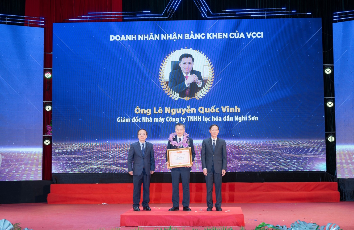 Ông Lê Nguyễn Quốc Vinh nhận Bằng khen “Doanh nhân tiêu biểu tỉnh Thanh Hóa năm 2025”.