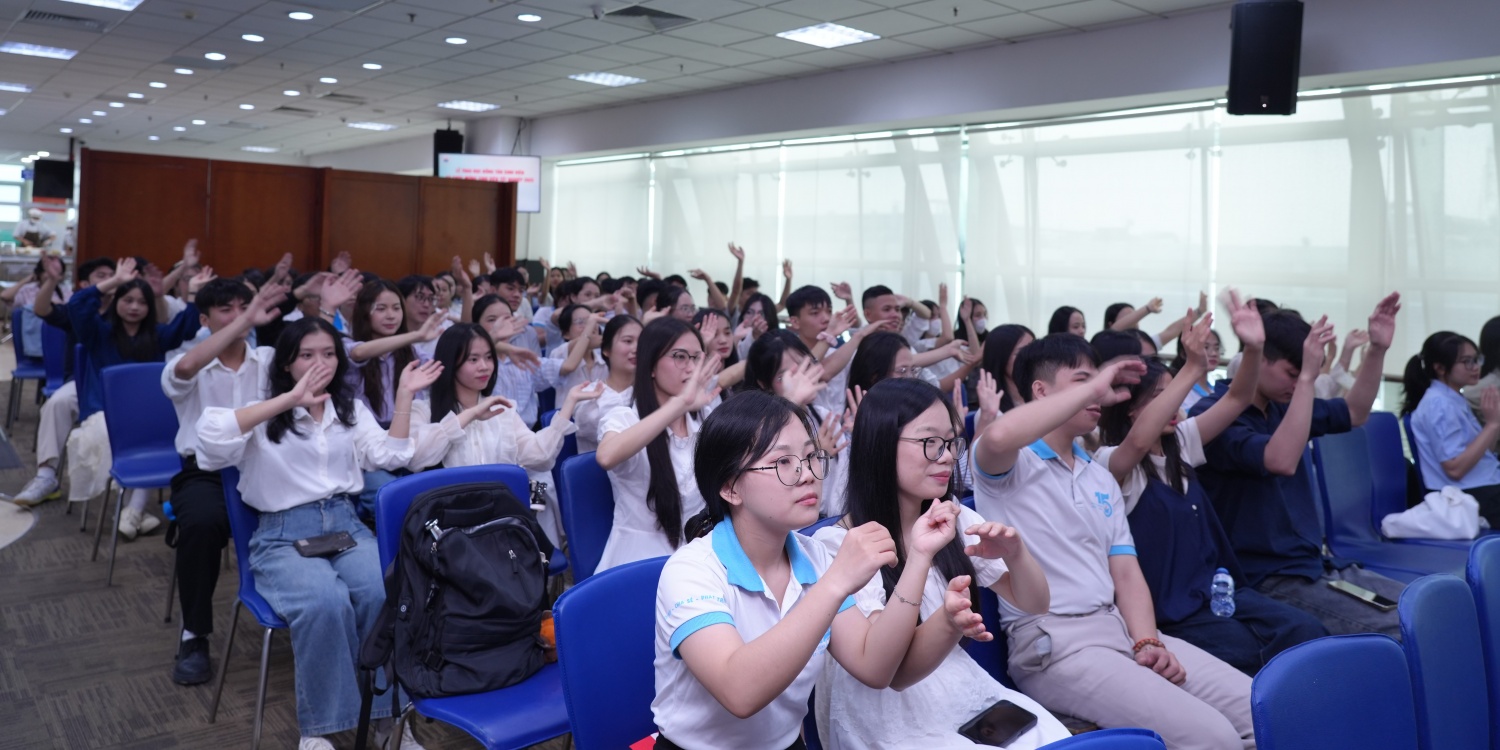 Các sinh viên tham dự buổi lễ