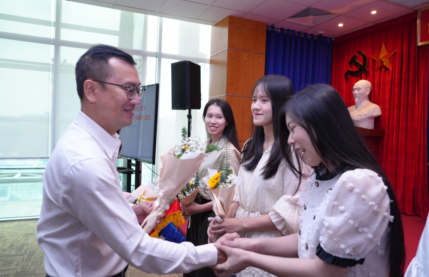 Ông Nguyễn Thế Hưng - Giám đốc Quỹ trao quà kỷ niệm cho các sinh viên tốt nghiệp