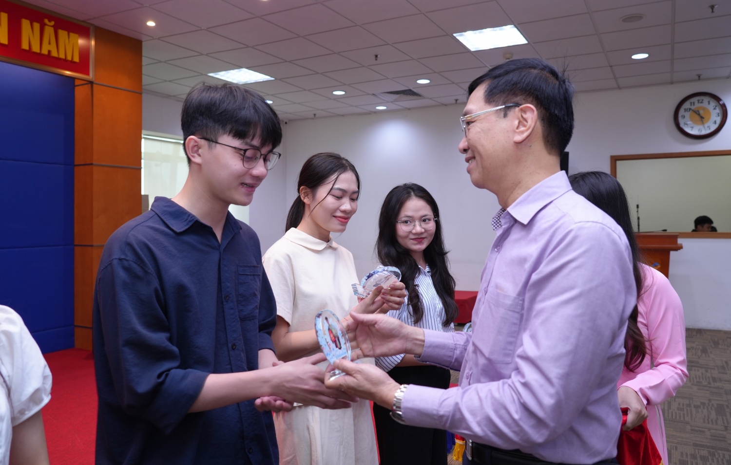 Ông Trần Quang Dũng trao quà kỷ niệm cho các sinh viên tốt nghiệp