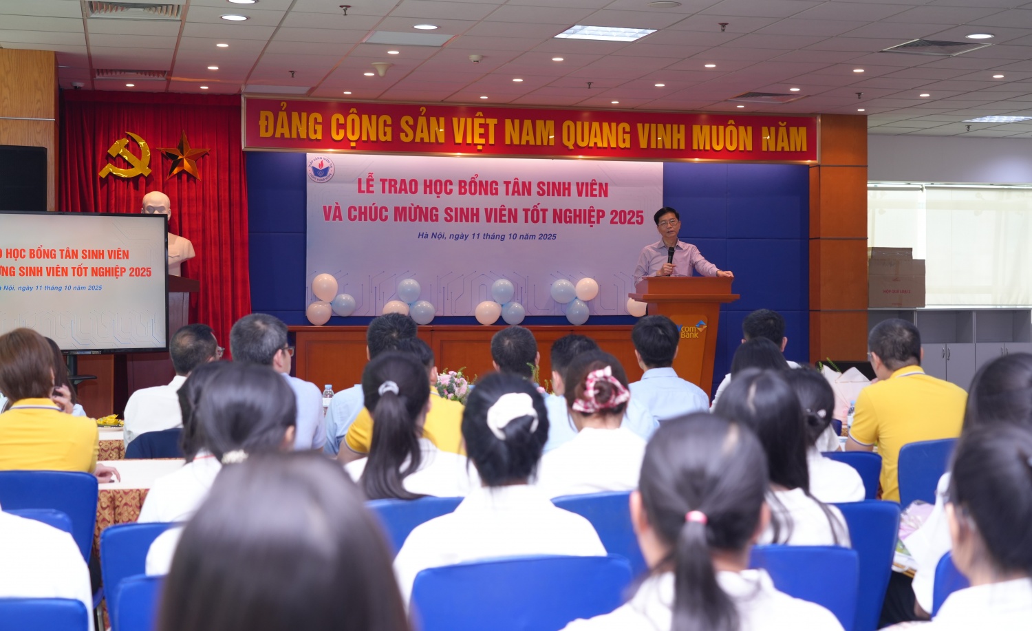 Ông Trần Quang Dũng - Phó Bí thư thường trực Đảng ủy Petrovietnam trao đổi với các em sinh viên nghèo hiếu học