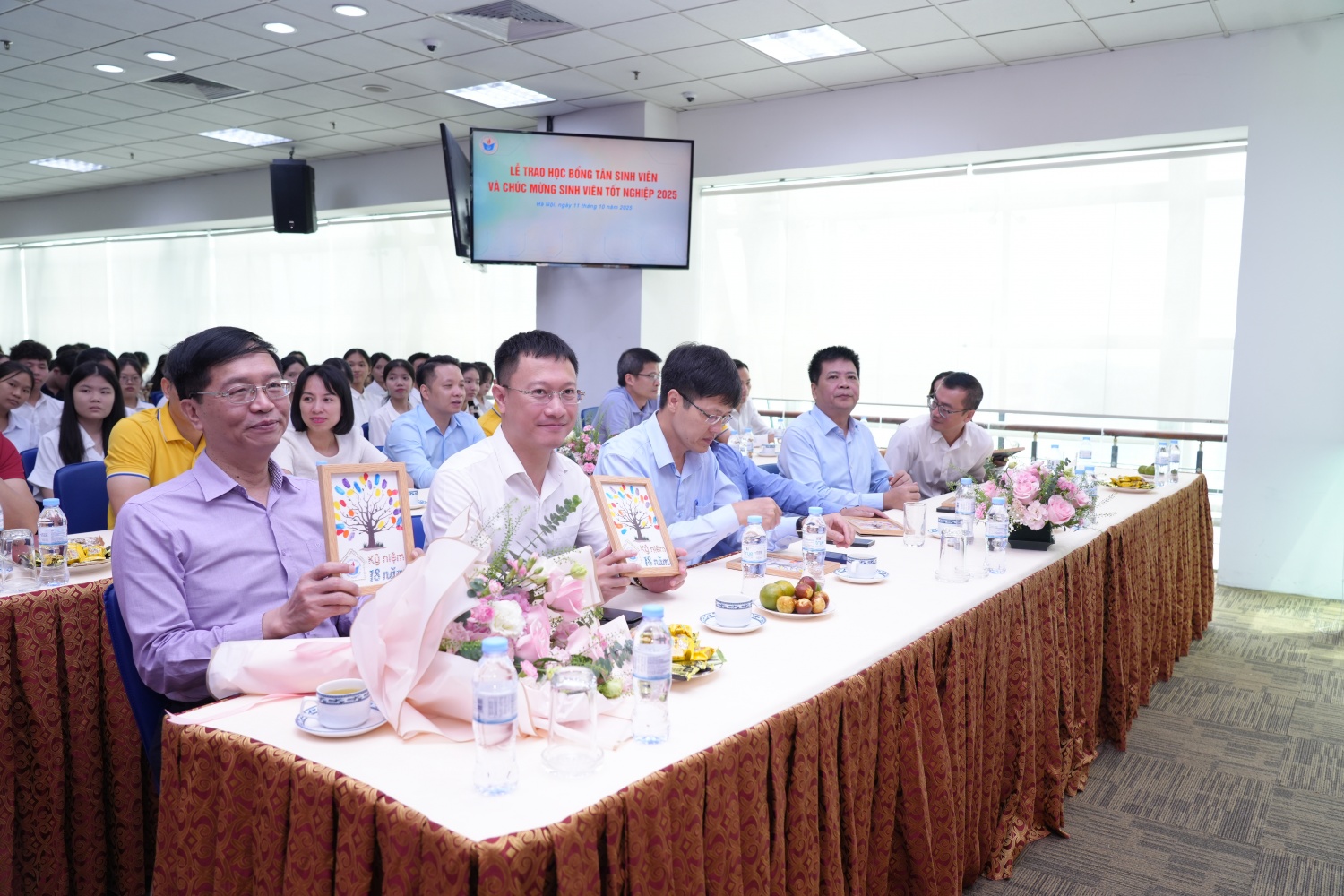 Các đại biểu đón nhận phần quà kỷ niệm đặc biệt do chính các sinh viên Quỹ tự làm.