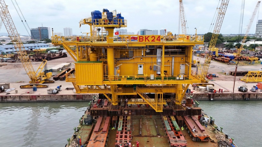 Loadout Topside giàn BK-24 xuống sà lan VSP-05
