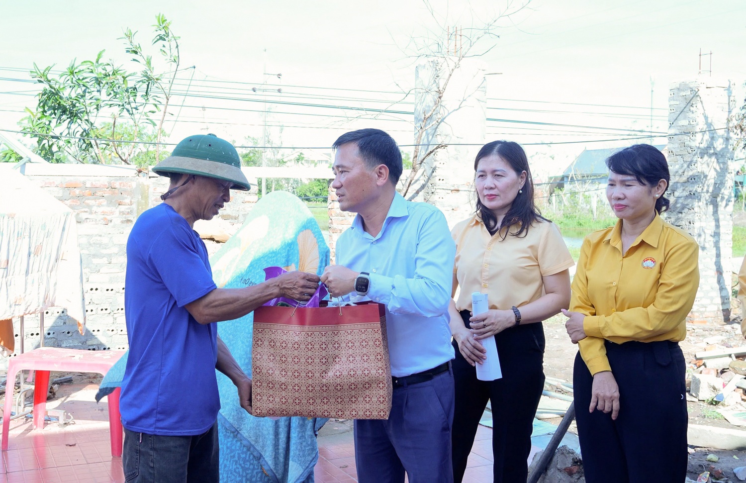 Ông Vũ Anh Tuấn - Phó Chủ tịch Công đoàn Petrovietnam trao hỗ trợ cho bà con bị ảnh hưởng bởi bão lũ ở Nghệ An.