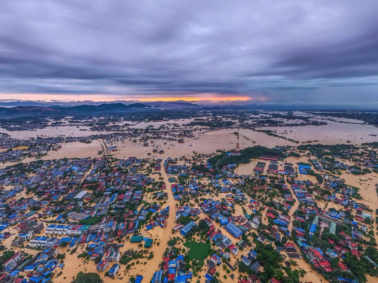 Bão Matmo gây ngập úng trên diện rộng tại tỉnh Thái Nguyên.