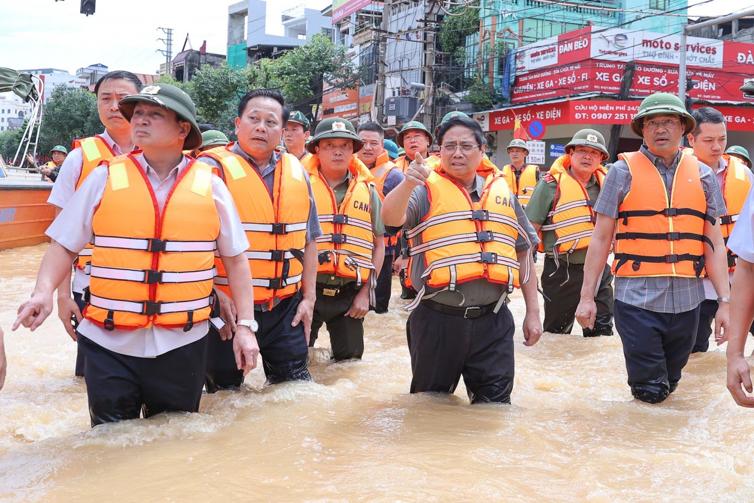 Thủ tướng Phạm Minh Chính yêu cầu triển khai ngay các biện pháp cấp bách phòng, chống lũ theo cấp báo động, trong đó tập trung rà soát những khu vực bị ngập sâu - Ảnh: VGP/Nhật Bắc