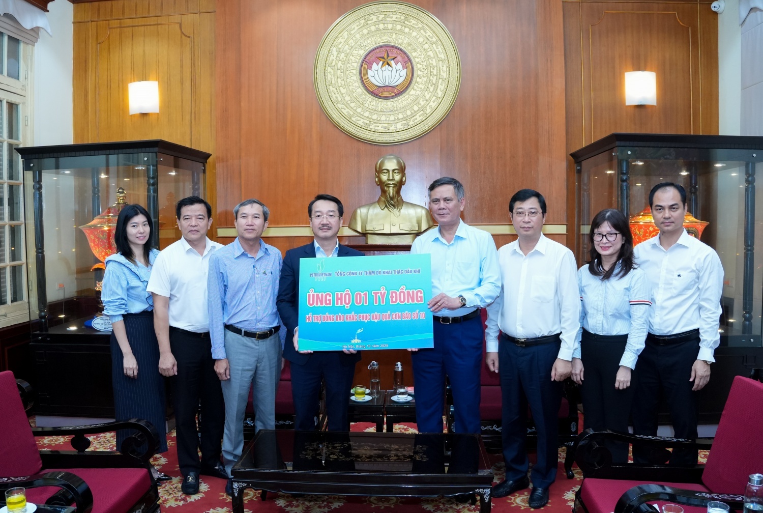 PVEP trao tặng 1 tỷ đồng để hỗ trợ đồng bào các địa phương bị thiệt hại nặng nề do cơn bão số 10 gây ra.