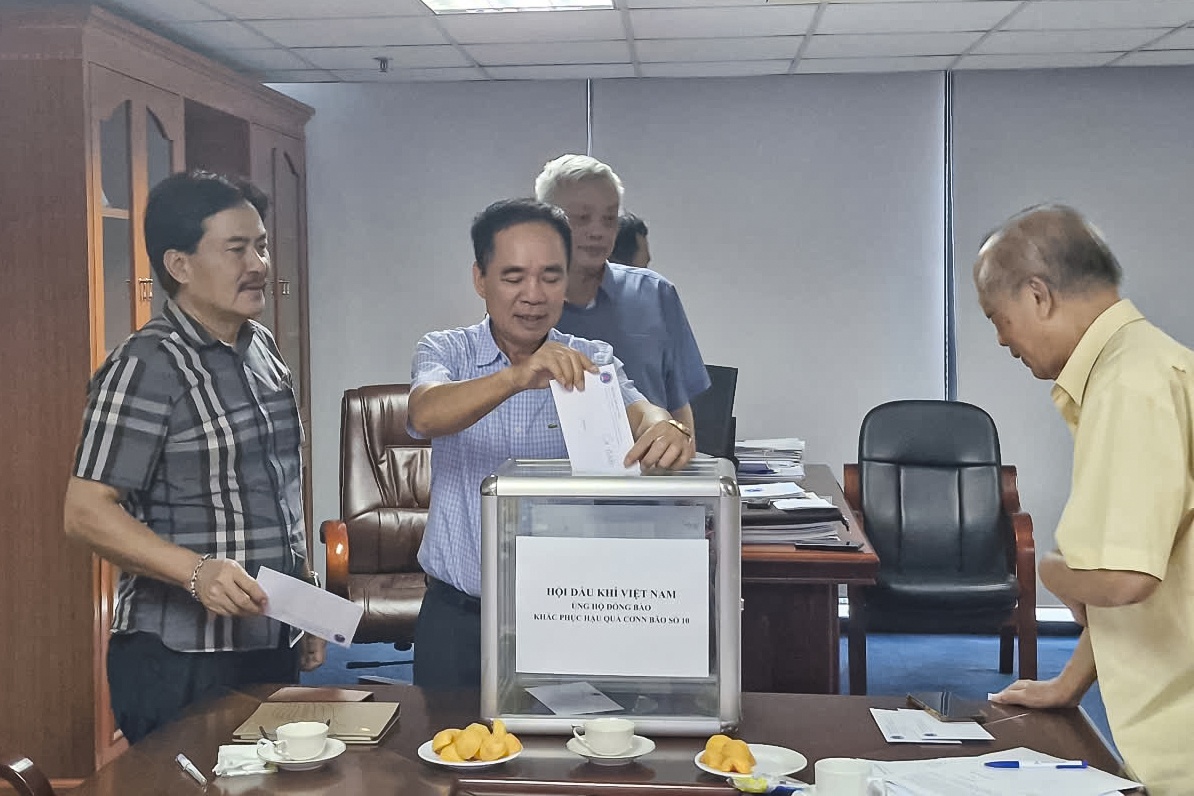 Hội Dầu khí Việt Nam ủng hộ đồng bào các địa phương chịu thiệt hại nặng nề do bão số 10.