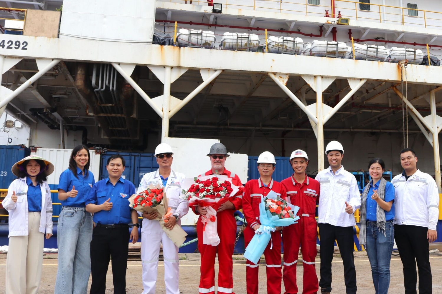 Bí thư Đoàn Thanh niên và đại diện Công ty cảm ơn PM dự án, khách hàng và thuyền trưởng.