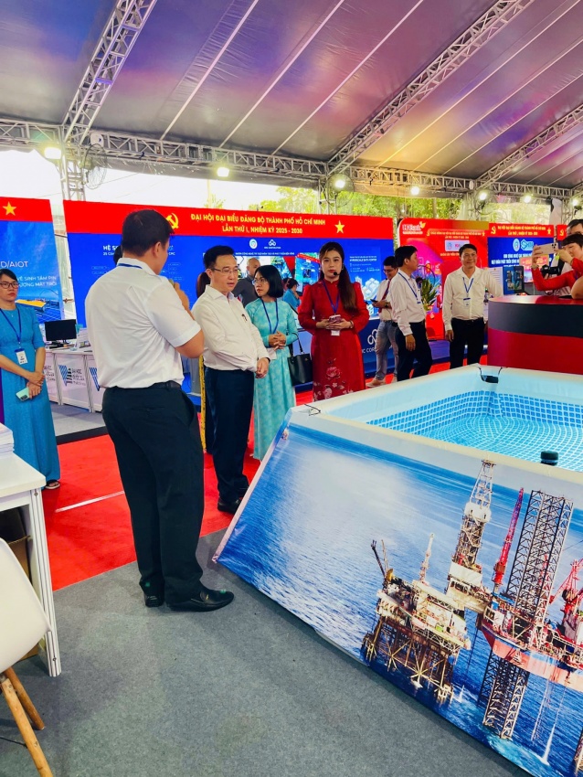 Ông Đặng Minh Thông – Phó Chủ tịch UBND TP. Hồ Chí Minh tham quan gian hàng của Vietsovpetro