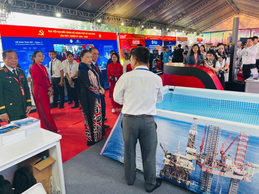 Nguyên Tổng Bí thư Nông Đức Mạnh và nguyên Chủ tịch Quốc hội Nguyễn Thị Kim Ngân tham quan gian hàng của Vietsovpetro.