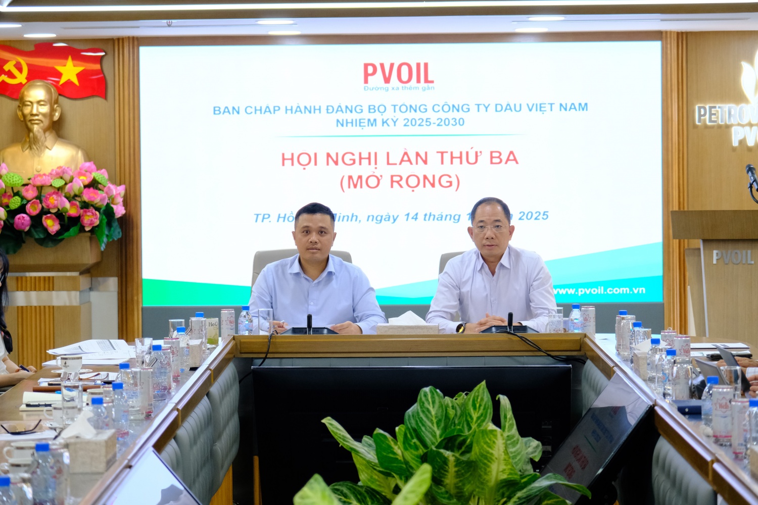 Đồng chí Cao Hoài Dương – Bí thư Đảng ủy, Chủ tịch HĐQT Tổng công ty (bên phải) và đồng chí Nguyễn Đăng Trình – Phó Bí thư Đảng ủy, Tổng Giám đốc Tổng công ty (bên trái) chủ trì Hội nghị