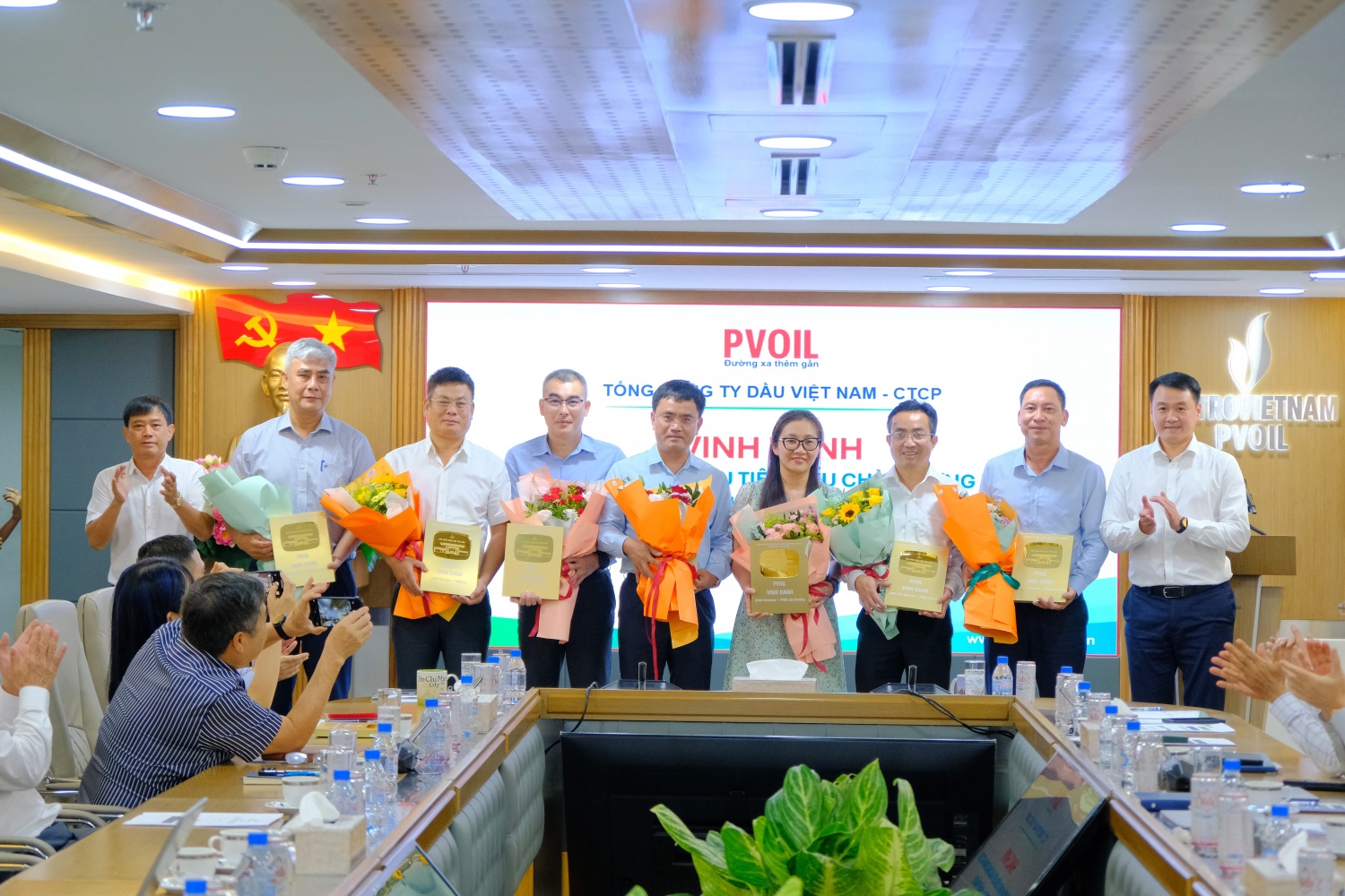 Đồng chí Nguyễn Mậu Dũng – Thành viên HĐQT PVOIL (bên trái) và đồng chí Lê Trung Hưng – UV BTV Đảng ủy, Phó Tổng Giám đốc PVOIL (bên phải) trao biểu trưng vinh danh cho đại diện các đơn vị có CHXD tiêu biểu