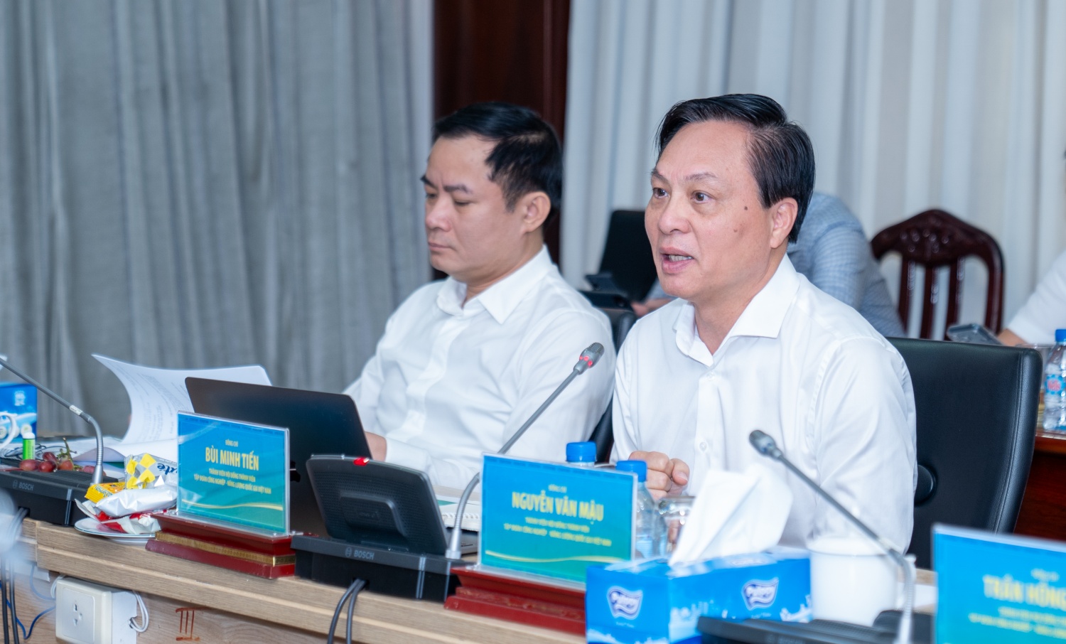 Thành viên HĐTV Petrovietnam Bùi Minh Tiến trao đổi tại cuộc họp.
