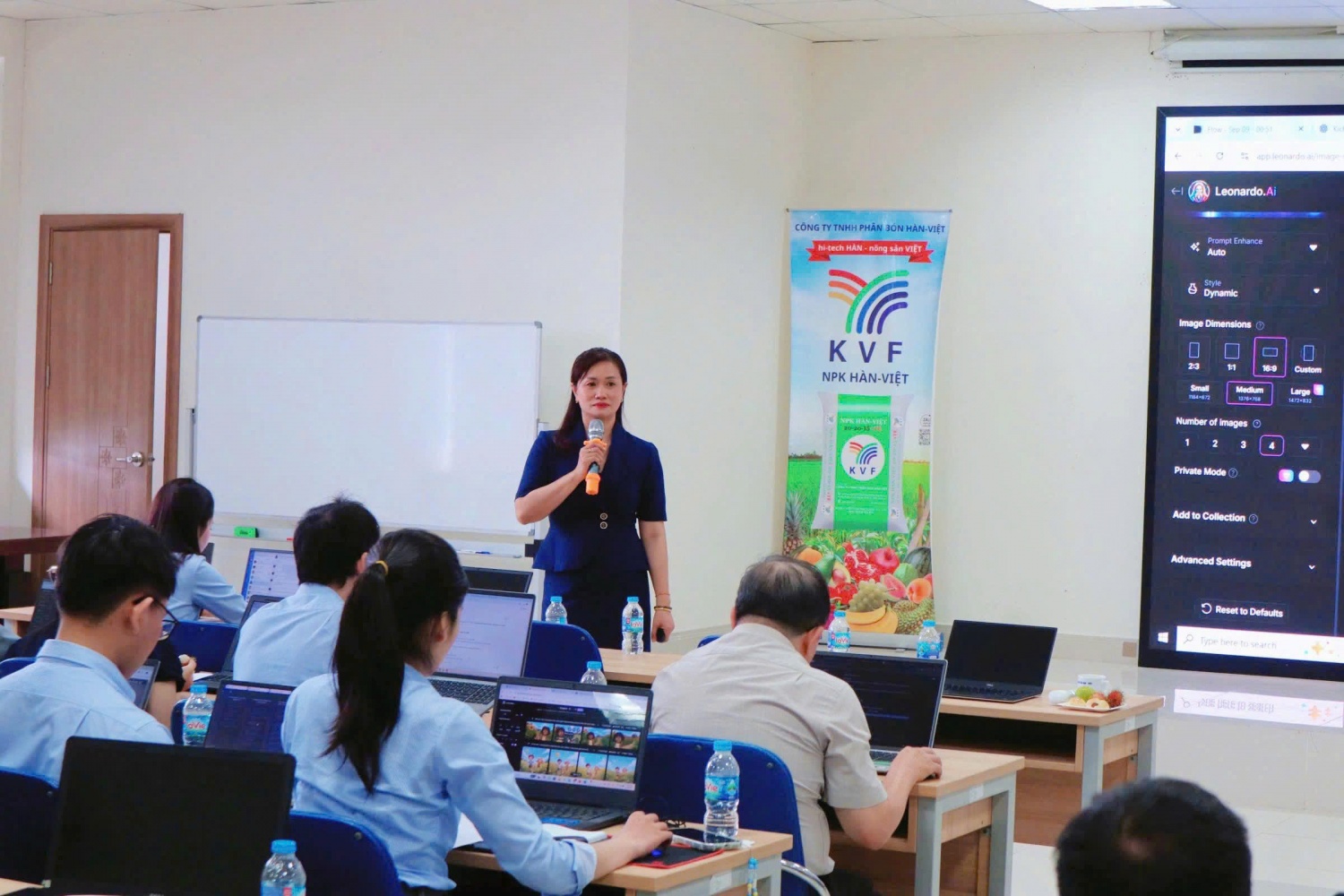 Chị Giang Bích Ngân là người truyền cảm hứng học tập, nâng tầm đội ngũ bằng tinh thần tận tâm và chu đáo.