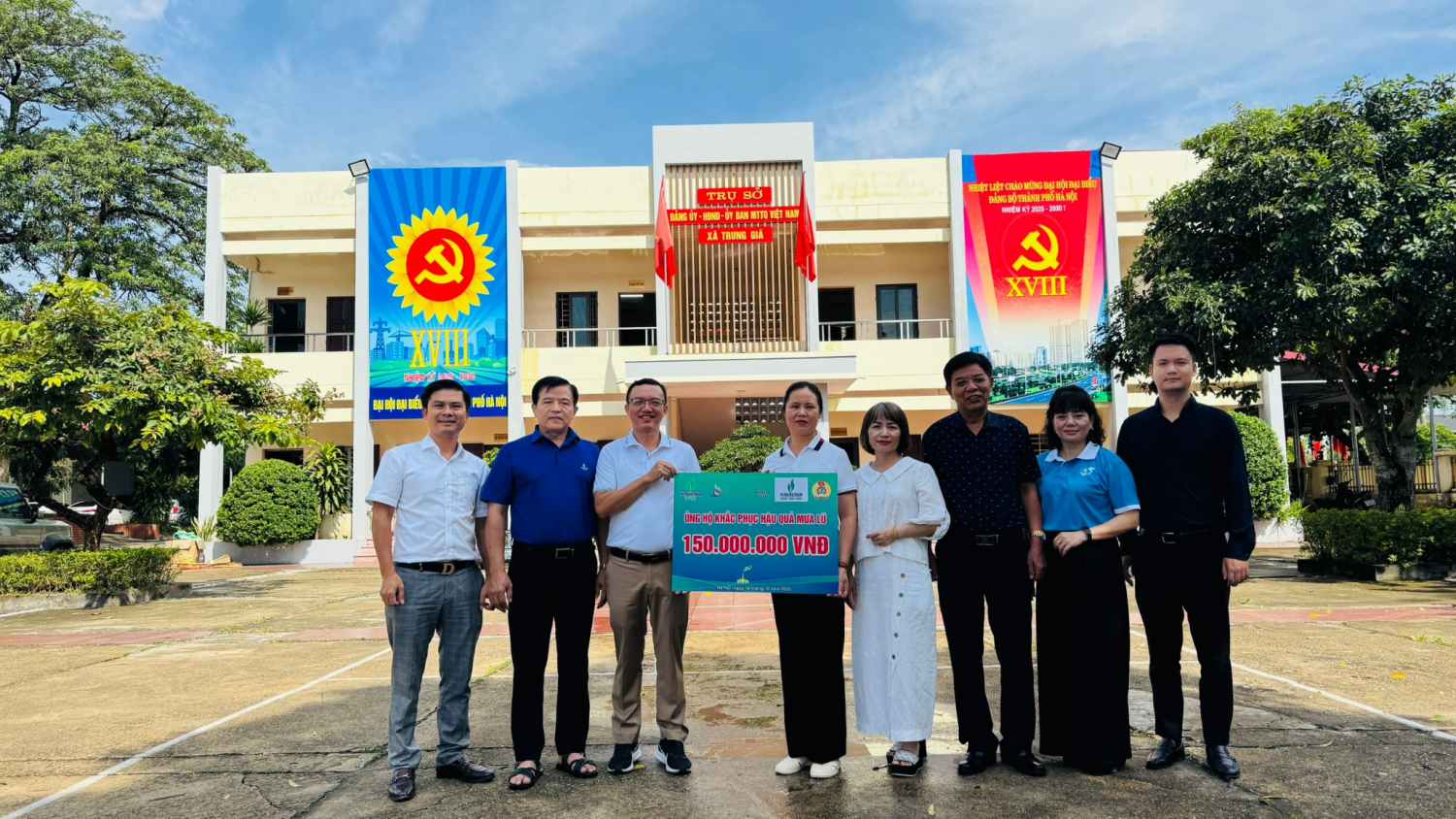 Đại diện Công đoàn PVEP và các Công đoàn cơ sở trao kinh phí hỗ trợ tại Ủy ban Mặt trận Tổ quốc Việt Nam xã Trung Giã.