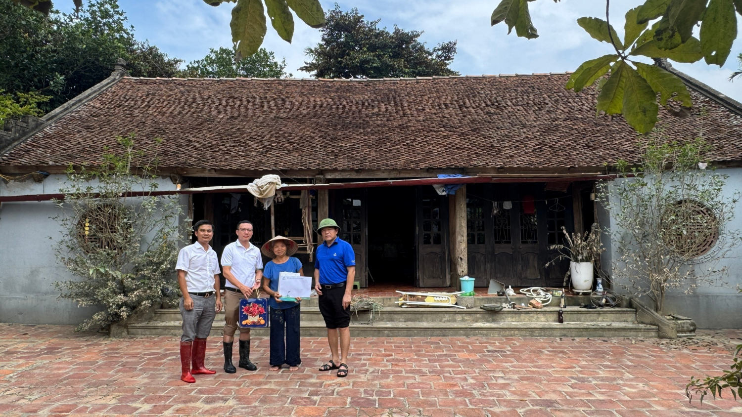 Công đoàn PVEP thăm hỏi trực tiếp gia đình CBCNV và người dân địa phương chịu ảnh hưởng nặng nề của lũ.