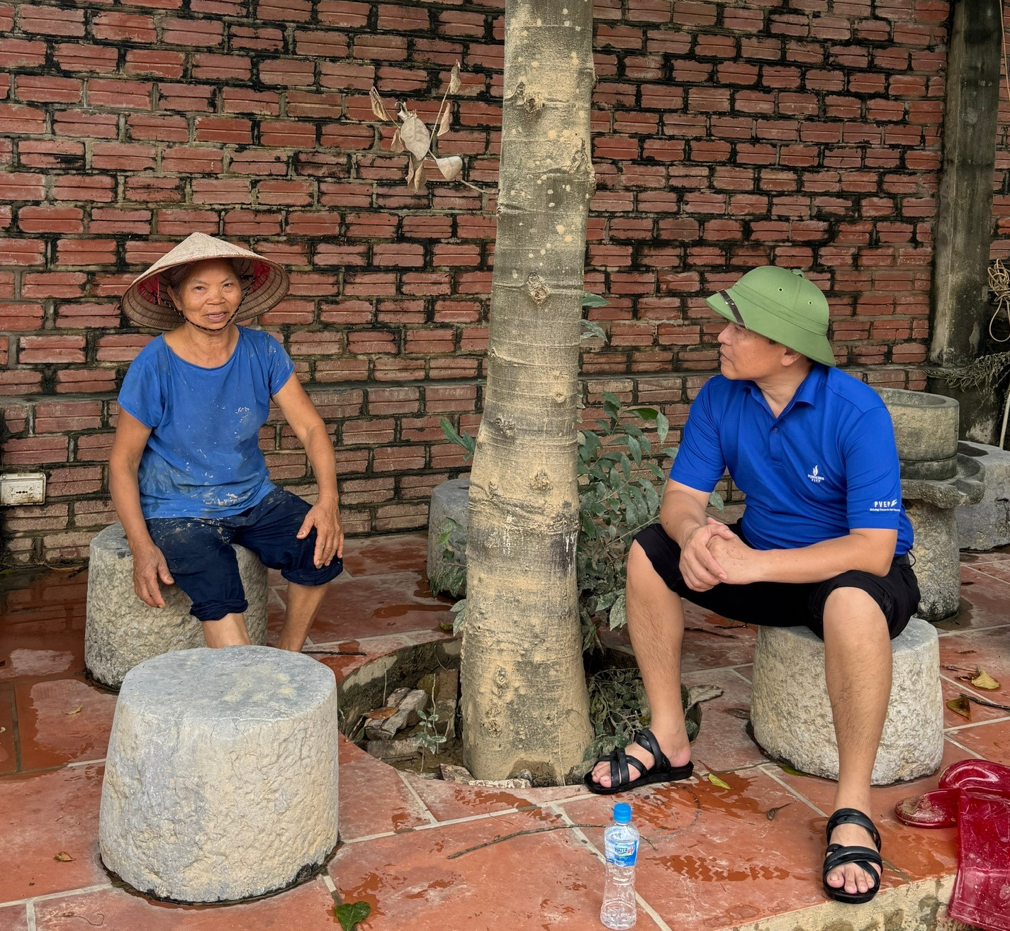 Chủ tịch Công đoàn PVEP Kiều Ngọc Anh thăm hỏi bà con nhân dân vùng lũ.