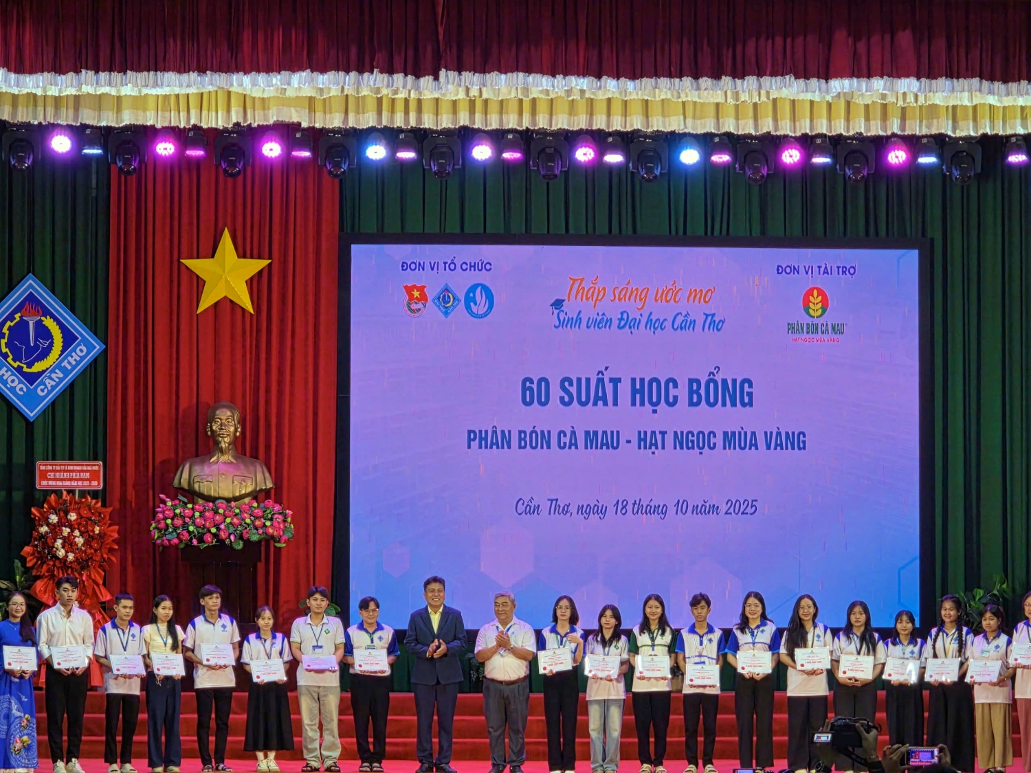 Phân bón Cà Mau tiếp tục “Thắp sáng ước mơ” cho sinh viên Trường Đại học Cần Thơ”