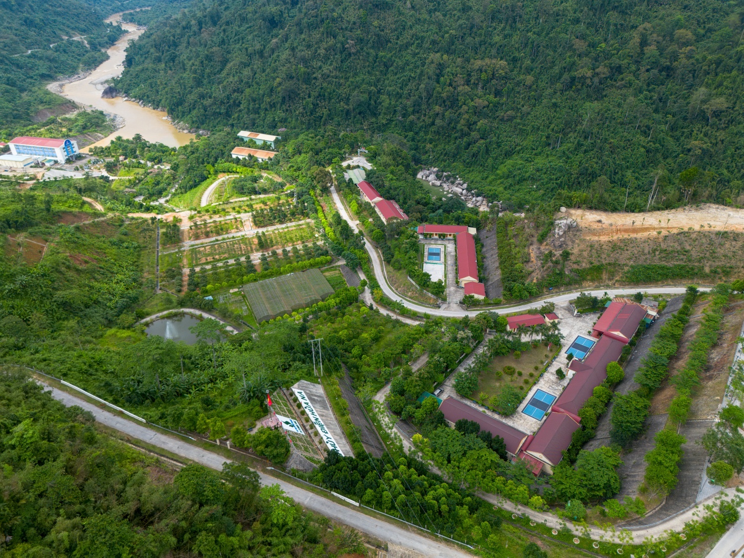 Nhà máy Thủy điện Hủa Na nhìn từ trên cao.