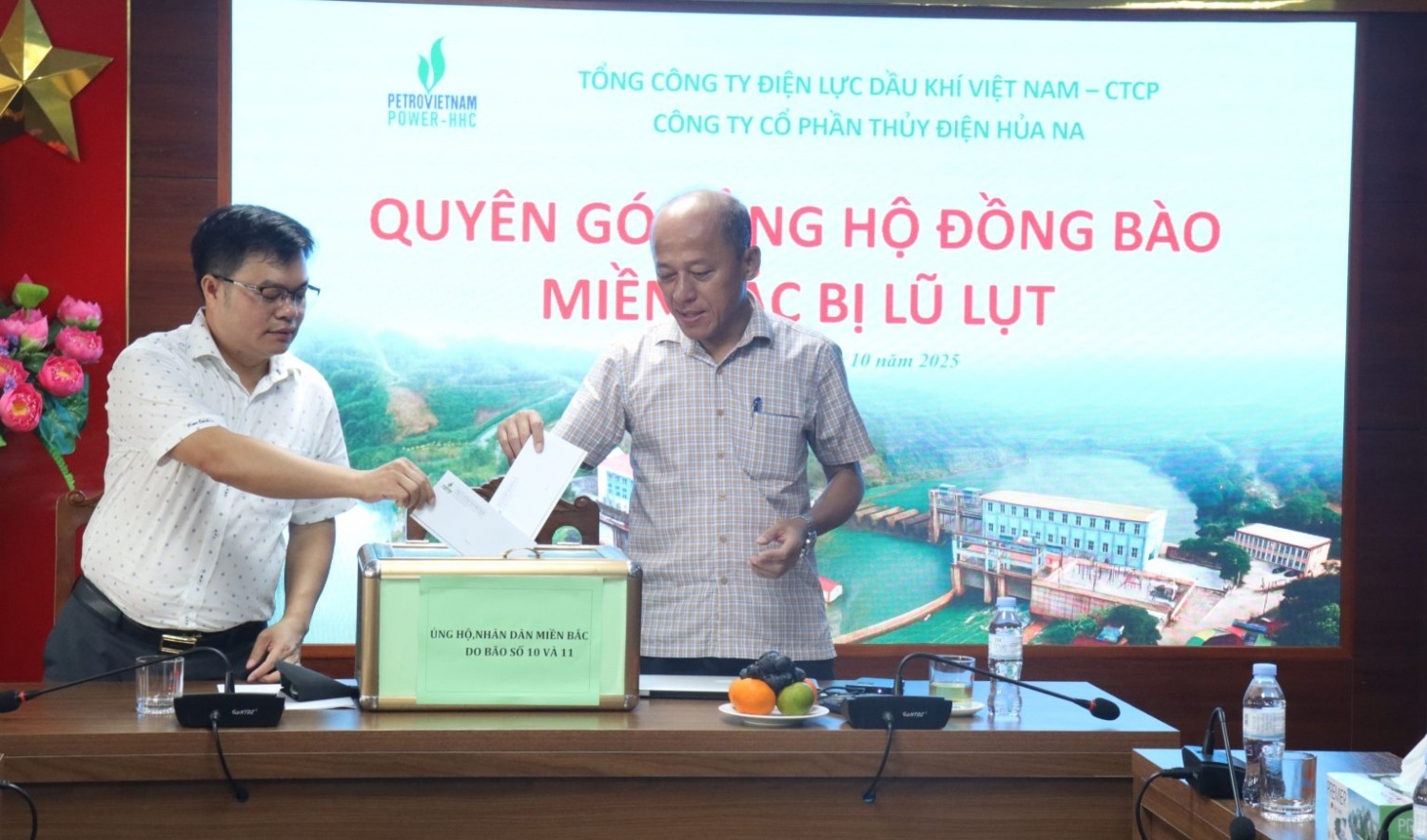Kỹ sư Bùi Huy Thành - Giám đốc Công ty cổ phần Thuỷ điện Hủa Na (bên trái) tham gia quyên góp ủng hộ đồng bào miền Bắc bị lũ lụt.