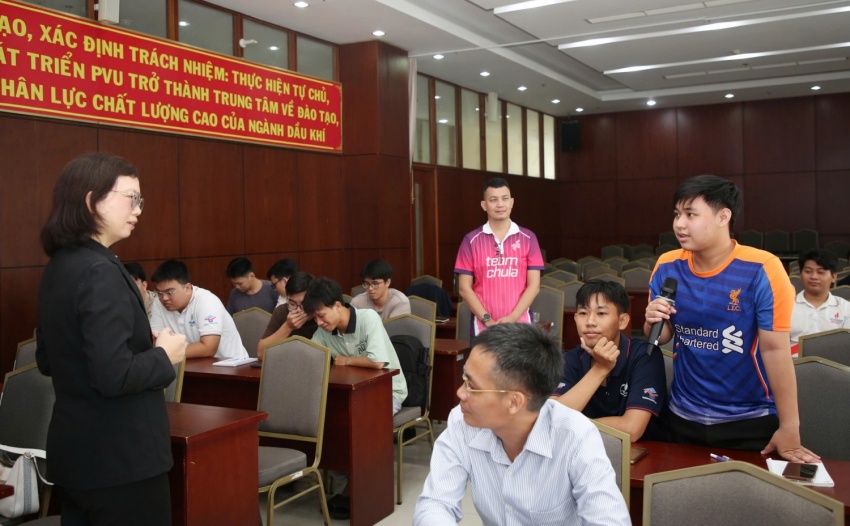 Sinh viên PVU tích cực tham gia phản hồi và thảo luận các câu hỏi chuyên môn do diễn giả của PPC đặt ra.