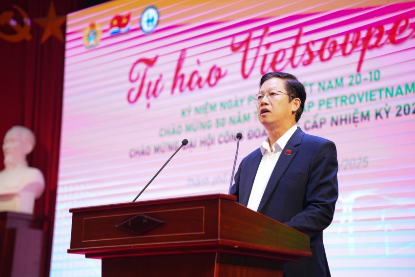 Phó Tổng Giám đốc Vietsovpetro Mai Đăng Tuấn phát biểu chúc mừng chị em Vietsovpetro.