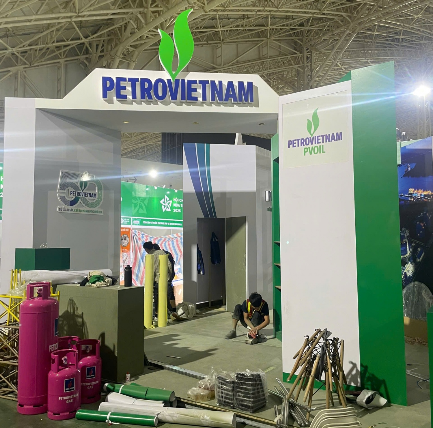 Gian hàng của Petrovietnam đang được gấp rút hoàn thiện chuẩn bị cho sự kiện Hội chợ Mùa Thu 2025.