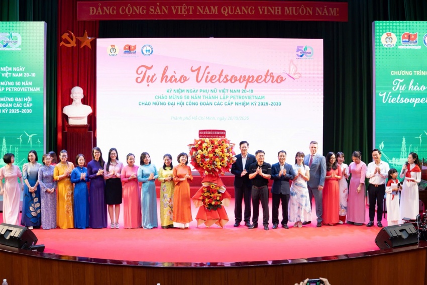 Ban lãnh đạo, Công đoàn Vietsovpetro tặng hoa chúc mừng nữ CBCNV