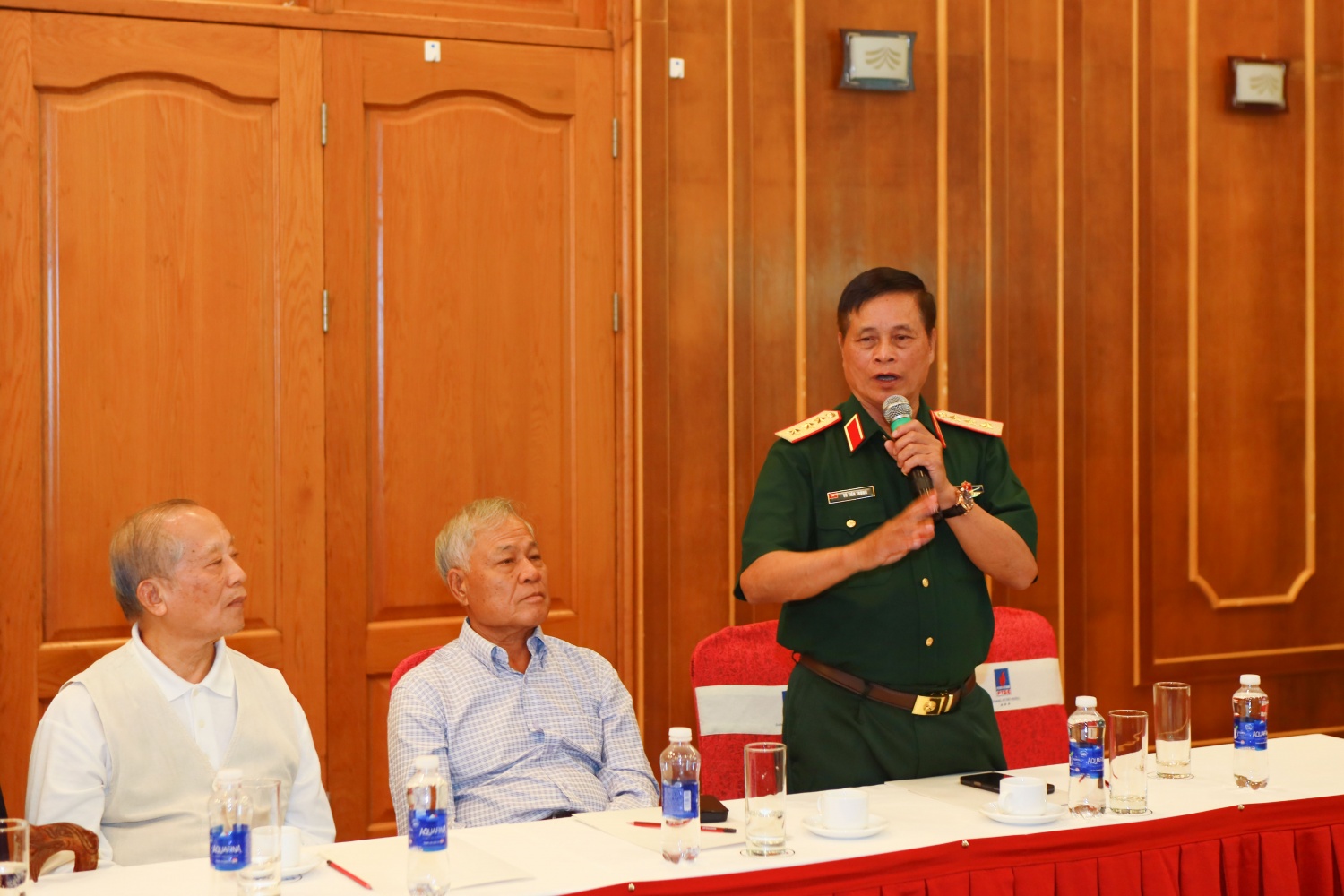Thượng tướng Võ Tiến Trung mang đến cho các hội viên CLB góc nhìn sâu sắc về bối cảnh địa chính trị, kinh tế và an ninh toàn cầu đang thay đổi mạnh mẽ.