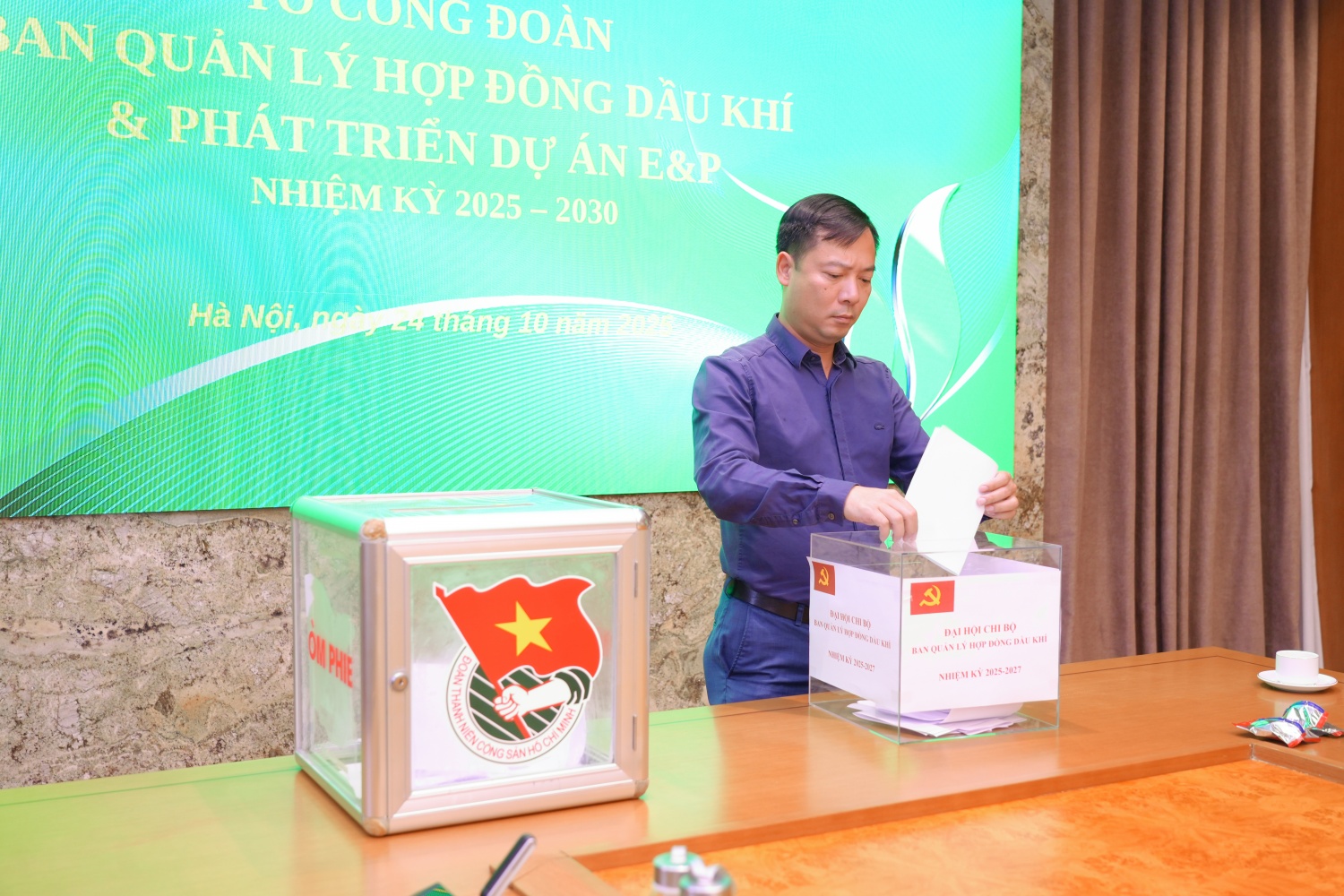 Các đại biểu bỏ phiếu bầu Tổ trưởng, Tổ phó Công đoàn Ban QLHĐ DK và PTDA E&P nhiệm kỳ 2025-2030 và đoàn đại biểu dự Đại hội cấp trên.
