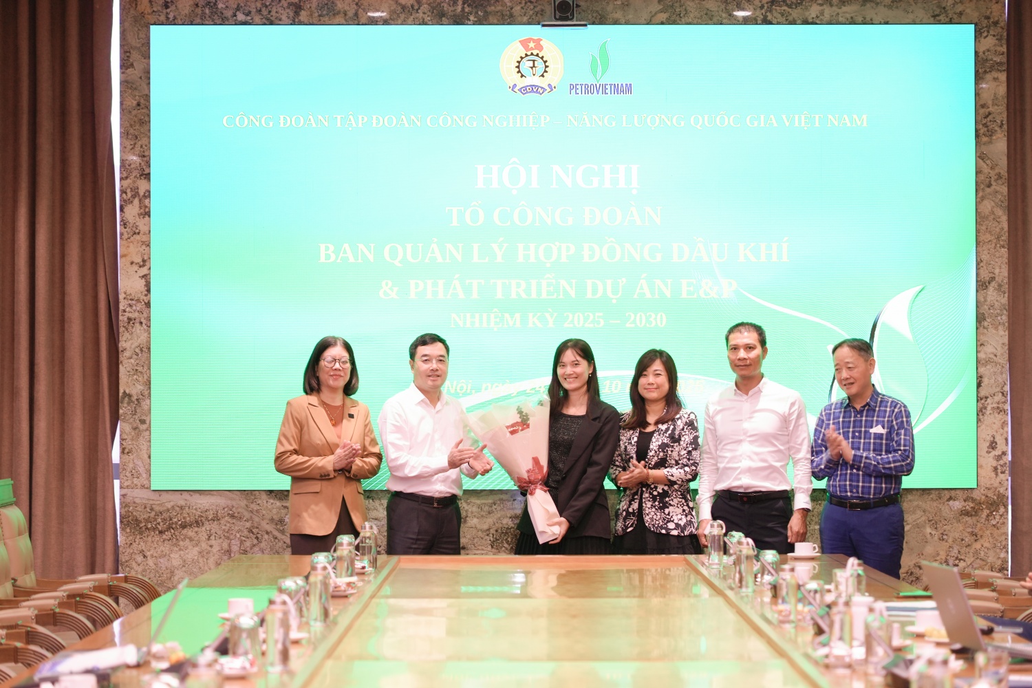 Hội nghị tặng hoa tri ân các đồng chí Tổ trưởng, Tổ phó Tổ Công đoàn Ban QLHĐ DK và PTDA E&P nhiệm kỳ 2023-2025