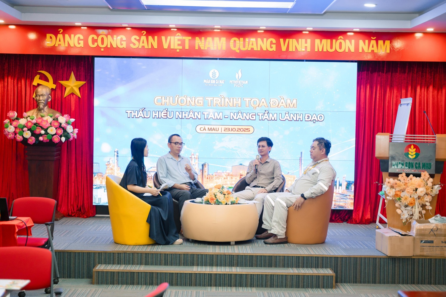 Tọa đàm giữa chuyên gia Trần Việt Quân và Ban Giám đốc Nhà máy Đạm Cà Mau.