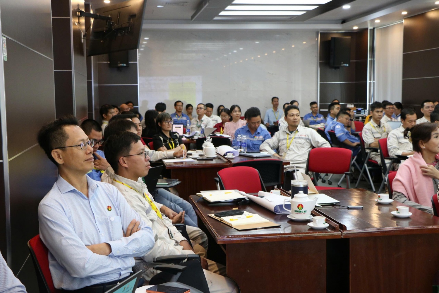 Ông Trần Chí Nguyện – Phó Tổng giám đốc PVCFC, cùng lãnh đạo và CBCNV Nhà máy Đạm Cà Mau tham dự chương trình.