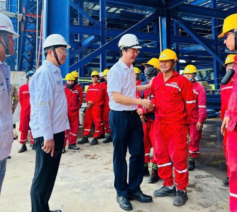 Đồng chí Nguyễn Mạnh Kha – Phó Chủ tịch Thường trực Công đoàn Petrovietnam chia sẻ, động viên NLĐ tại Dự án NMNĐ Long Phú 1