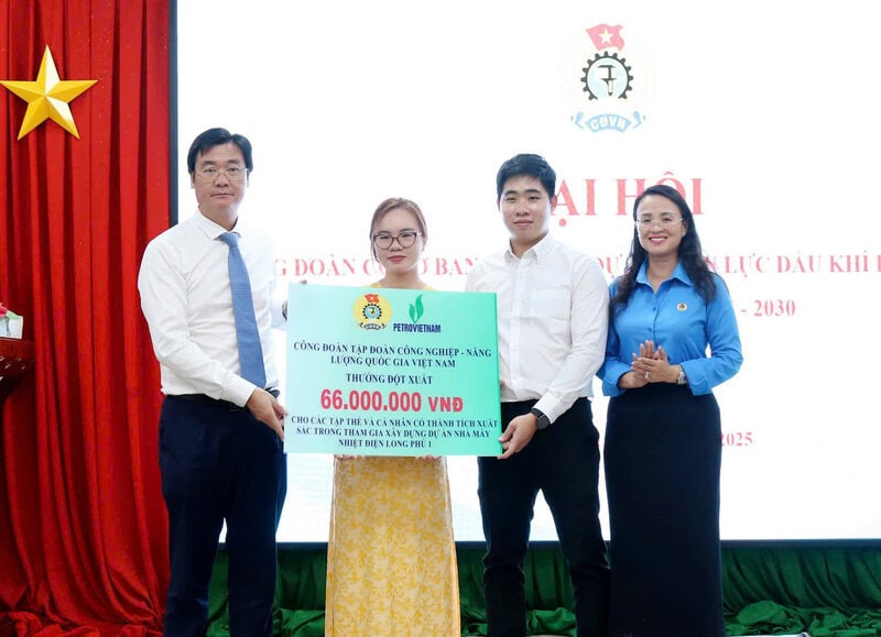 Đồng chí Nguyễn Mạnh Kha – Phó Chủ tịch Thường trực Công đoàn Petrovietnam trao thưởng đột xuất cho các tập thể và cá nhân có thành tích xuất sắc trong tham gia xây dựng Dự án NMNĐ Long Phú 1