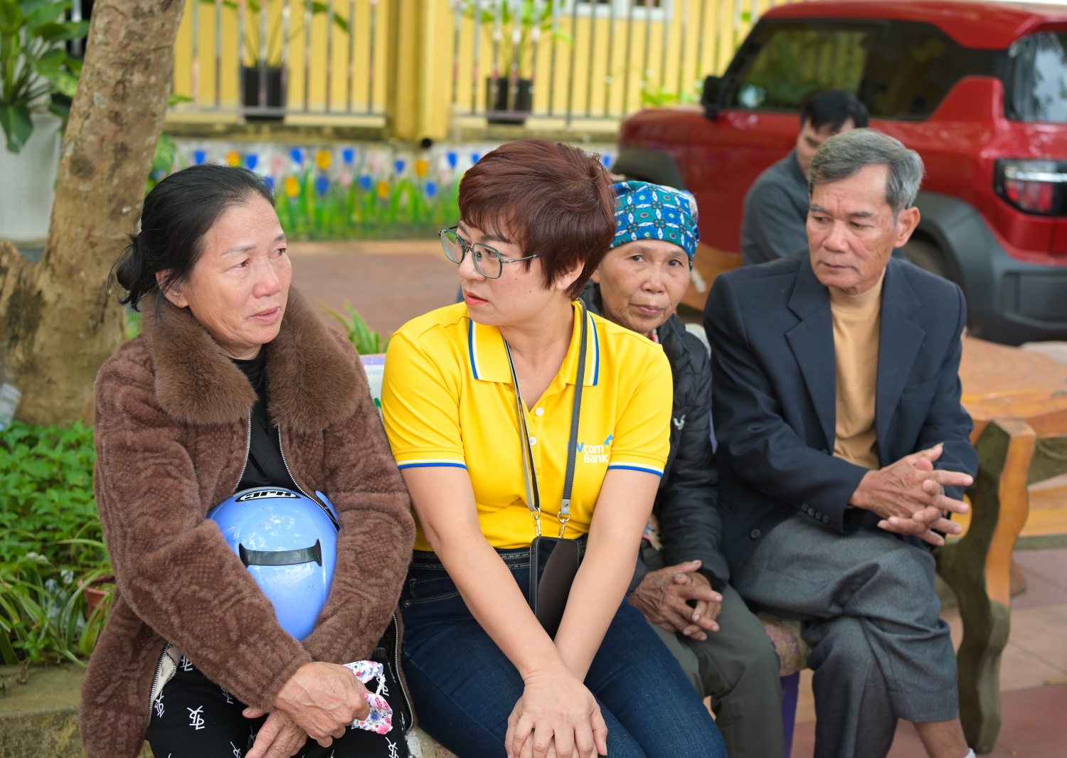 Đồng chí Nguyễn Thị Lệ Mỹ thăm hỏi động viên gia đình của các em học sinh